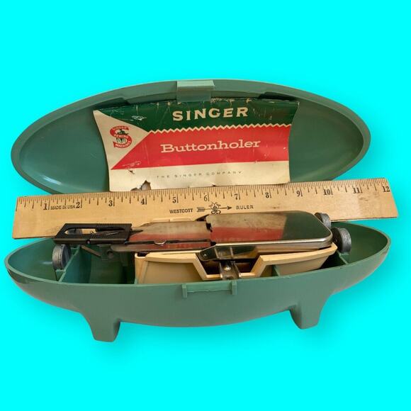 VINTAGE 1960'S SINGER BUTTONHOLER WITH GREEN CASE, BOOK AND ATTACHMENTS - Picture 11 of 12